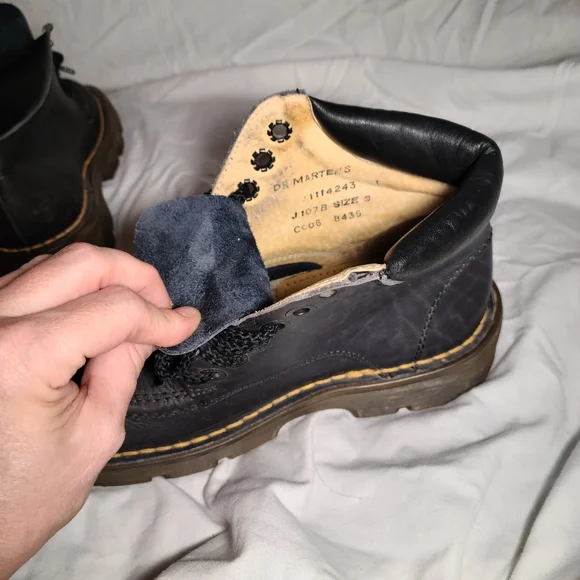 Dr Martens vintage late 80s or early 90s black leather boot. Sz 3UK, sz 5 US. - Picture 7 of 12